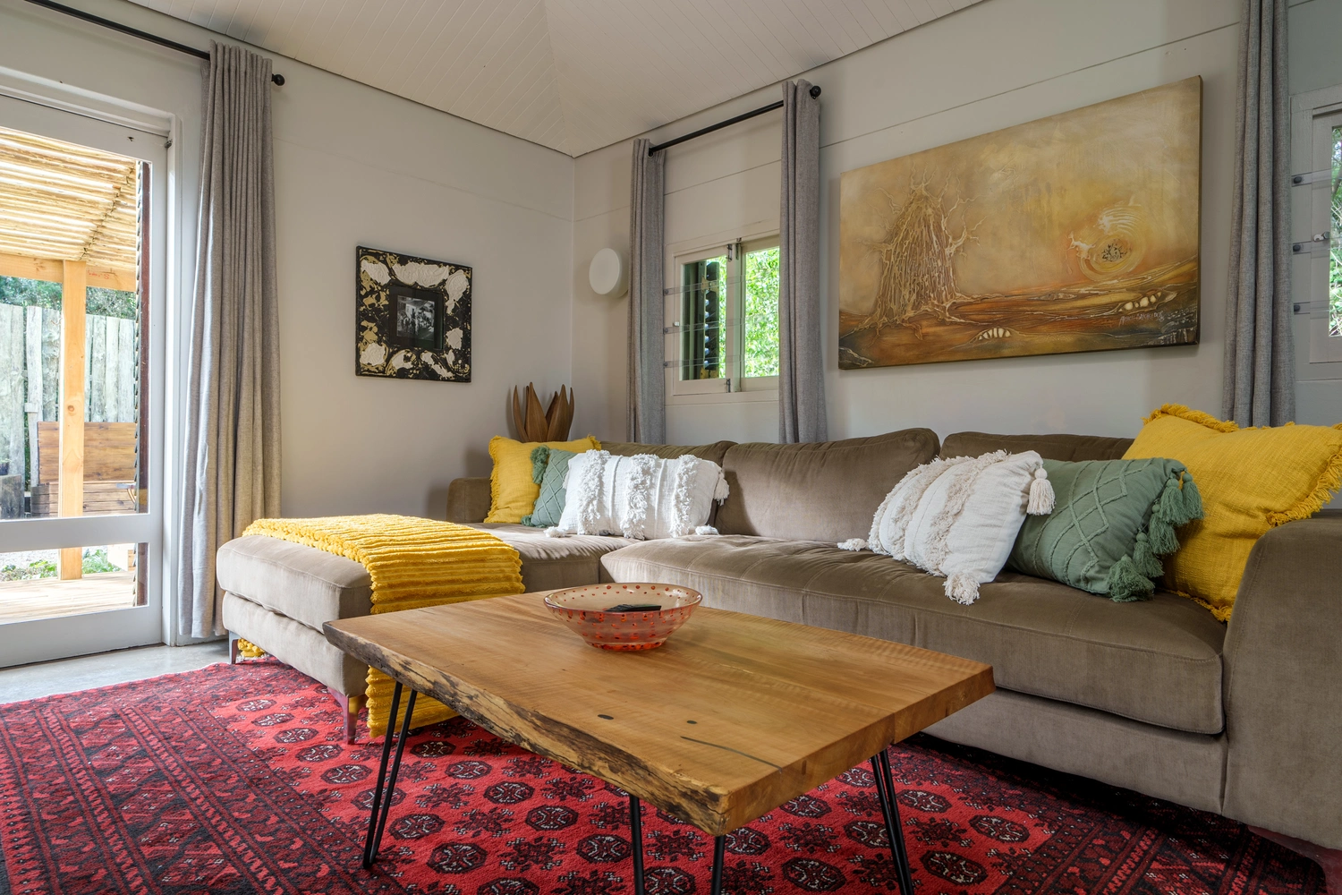 A cosy and comfortable lounge to relax. Equipped with a 55" Smart TV which is loaded with a Netflix, Disney+ and Amazon Prime account. Perfect for Netflix and chill after an energetic day exploring beautiful Plettenberg Bay